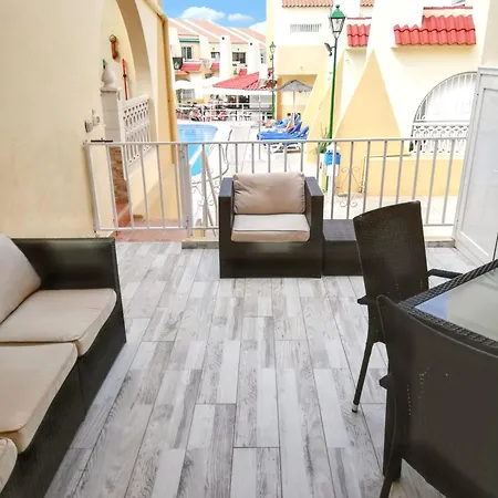 Apartment Beachside Retreat: Poolside With Wi-fi *
