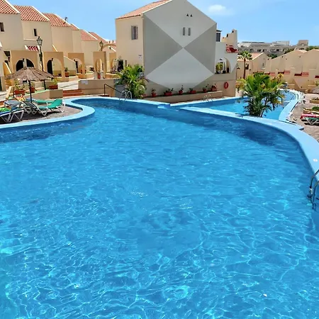 Beachside Retreat: Poolside With Wi-fi